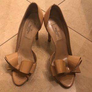 Nude pumps
